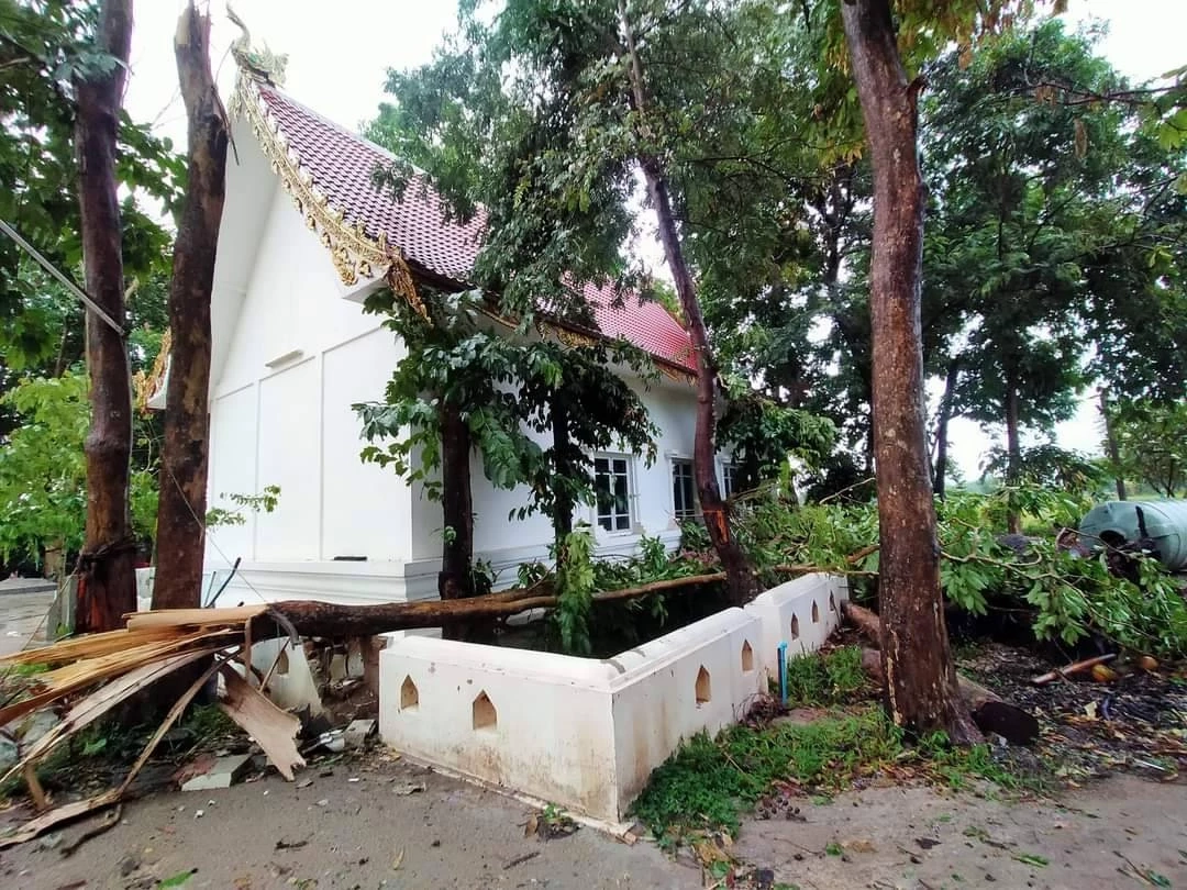 พายุฤดูร้อนถล่ม พะเยา บ้านเรือนเสียหาย ป้ายจราจรพังยับ