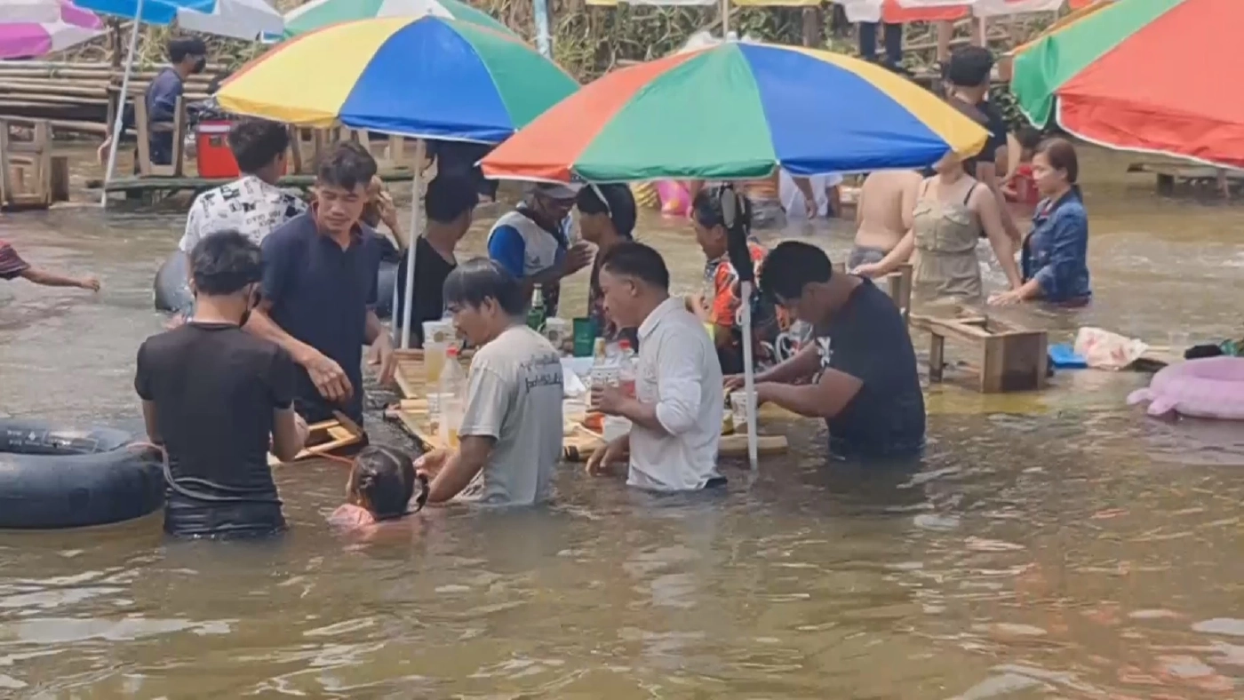 ชาวเชียงใหม่คลายร้อนลงเล่นน้ำในแม่ปิง