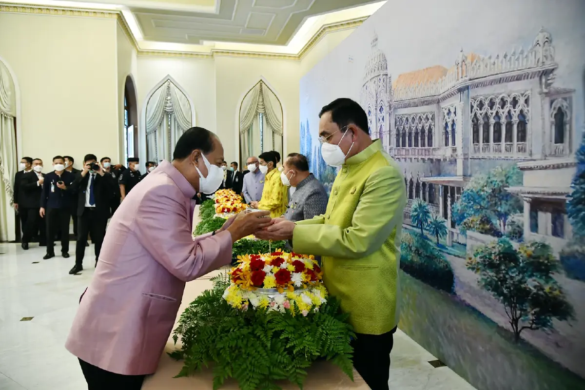 "นายกฯ" นำ ครม.ทำบุญสงกรานต์ ซาบซึ้งช่วยทำงานพัฒนาประเทศ