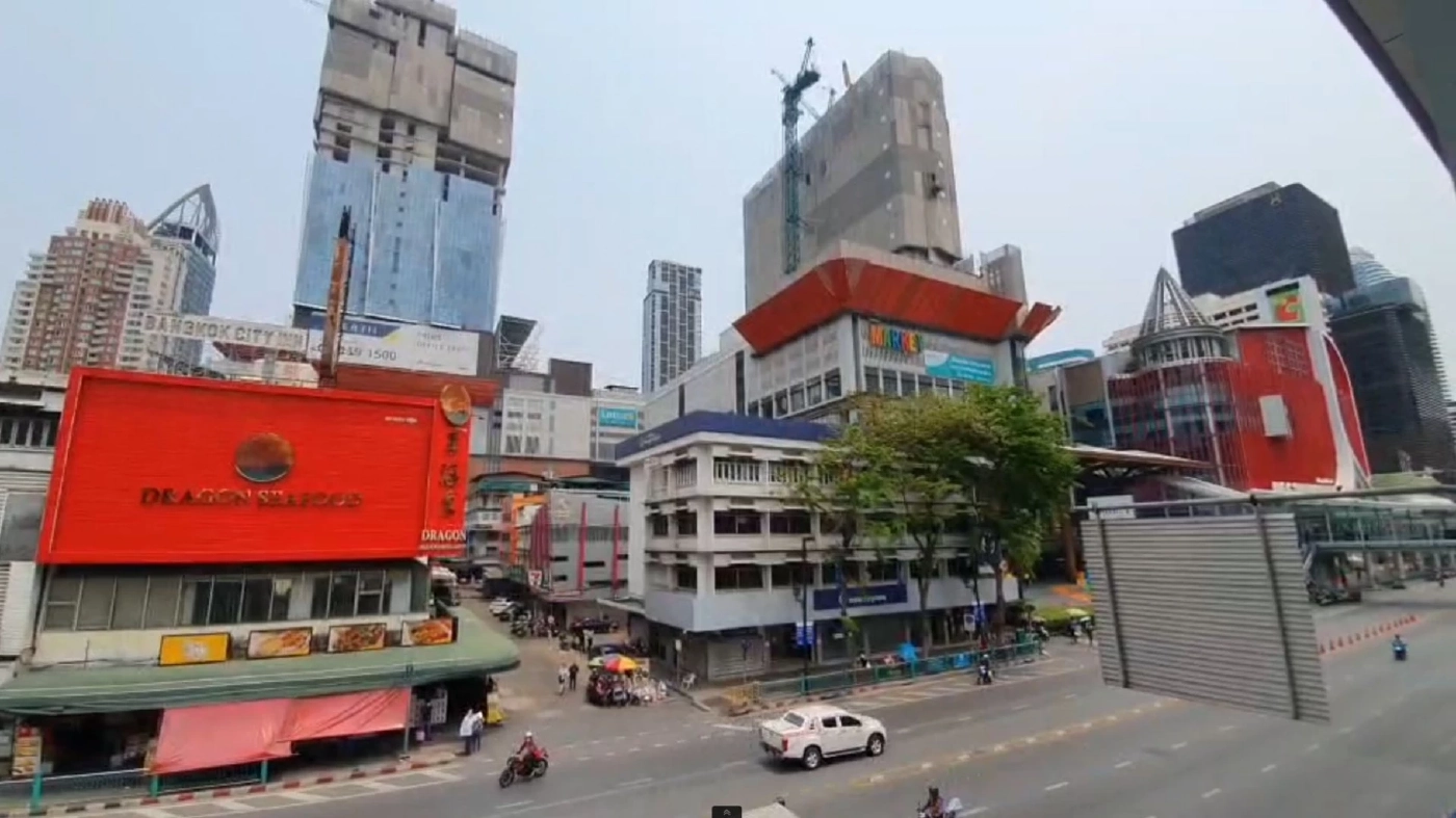 ระทึกกลางกรุง เครนสูง 20 เมตรหักกลางหลังคาห้างดัง ย่านราชประสงค์ หลังบรรทุกน้ำหนักเกิน