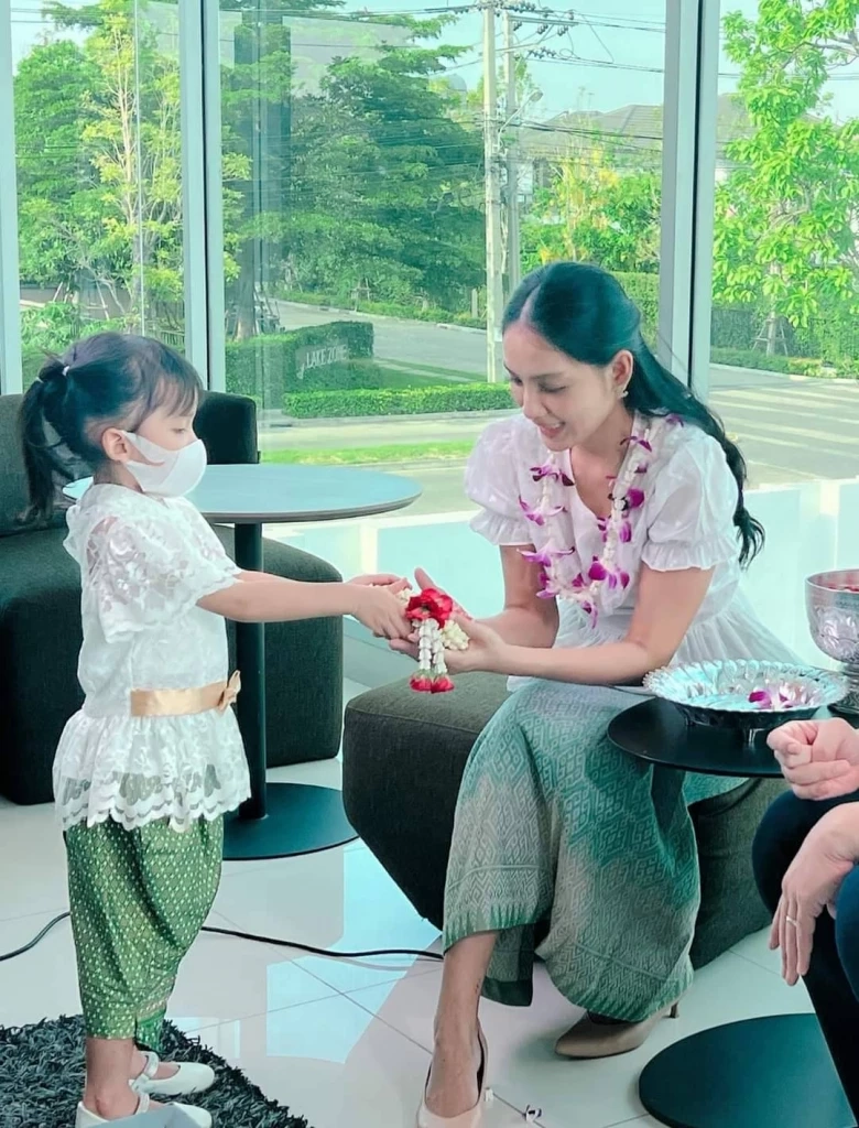 เจมส์ เรืองศักดิ์ ควงคู่ ภรรยา อวยพรวันสงกรานต์ส่งความสุขให้คนไทย