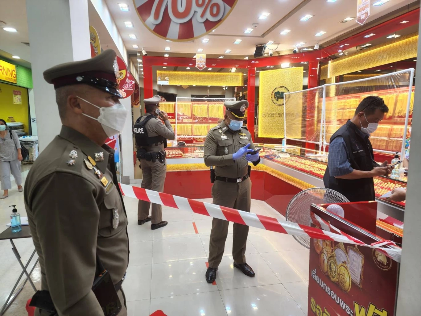ด่วน ! คนร้ายบุกเดี่ยวชิงทองคำในร้านทองเยาวราชในห้างโลตัส 1 โคราช