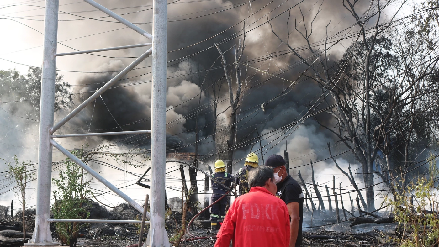 ไฟโหมไหม้ยางรถยนต์ระดมรถดับเพลิงสกัดหวั่นลามไหม้ลานจอดรถพ่วง