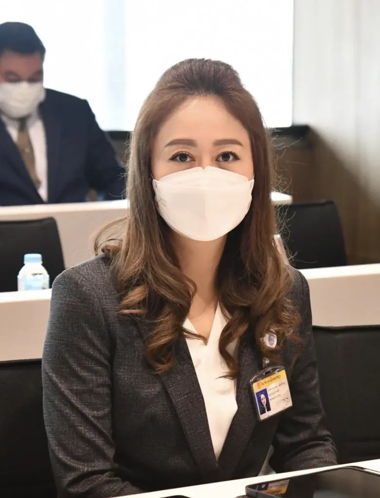 นางสาวนภาพร เพ็ชร์จินดา รองหัวหน้าพรรคเสรีรวมไทยเเละประธานภาคกทม.