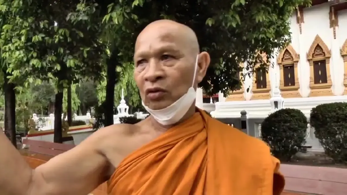 ชาวบ้านแฉพฤติกรรมพระนอนเมาอัณฑะโผล่เมาสุราประจำ