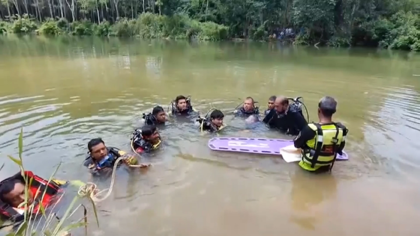 หนุ่มขับกระบะแหกโค้งตกสระน้ำเสียชีวิต