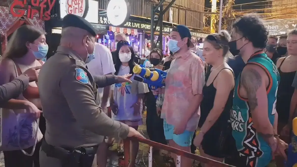 เมินมาตรการ! นทท.แห่เล่นน้ำ "ซอยบางลา ภูเก็ต" เพียบ