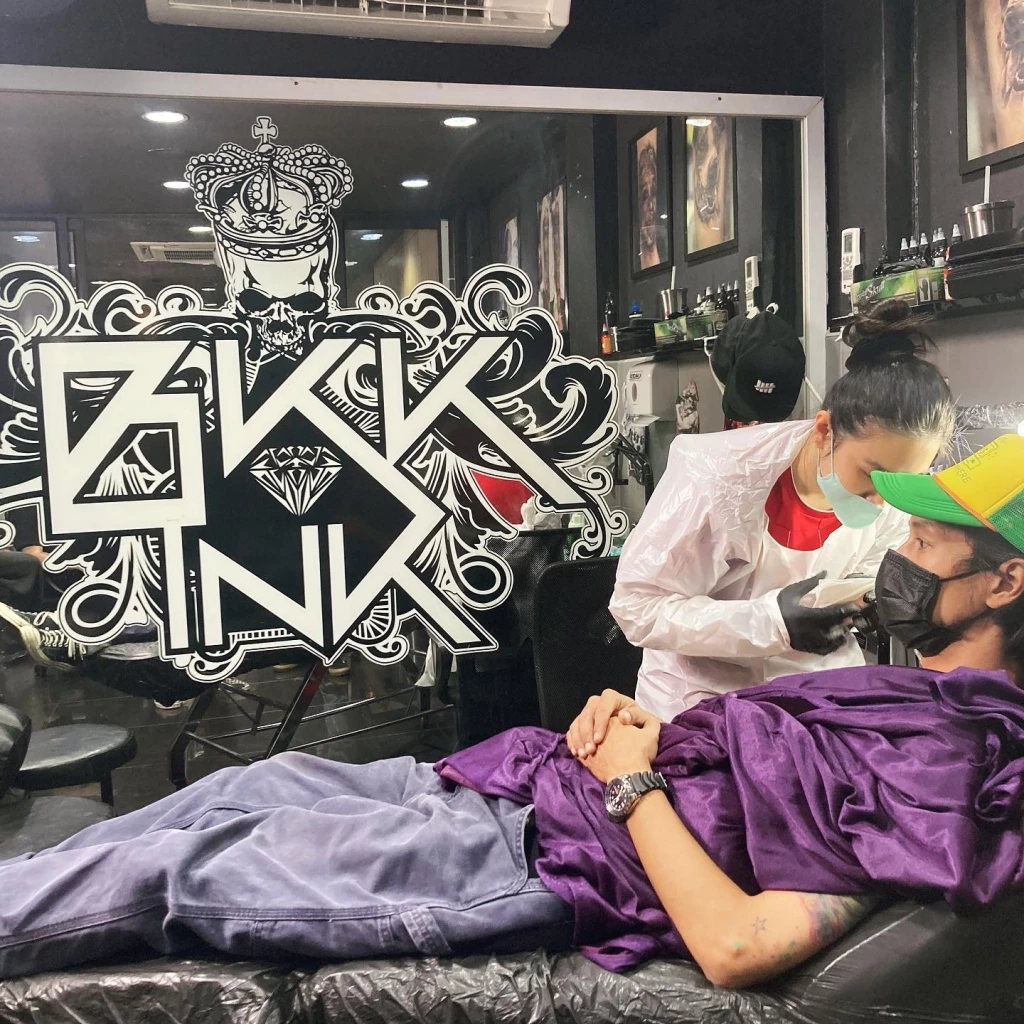 &quot;เบิร์ด&quot; โชว์รอยสักใหม่ฝีมือ &quot;กระติ๊บ&quot; สื่อความหมายถึงแตงโม