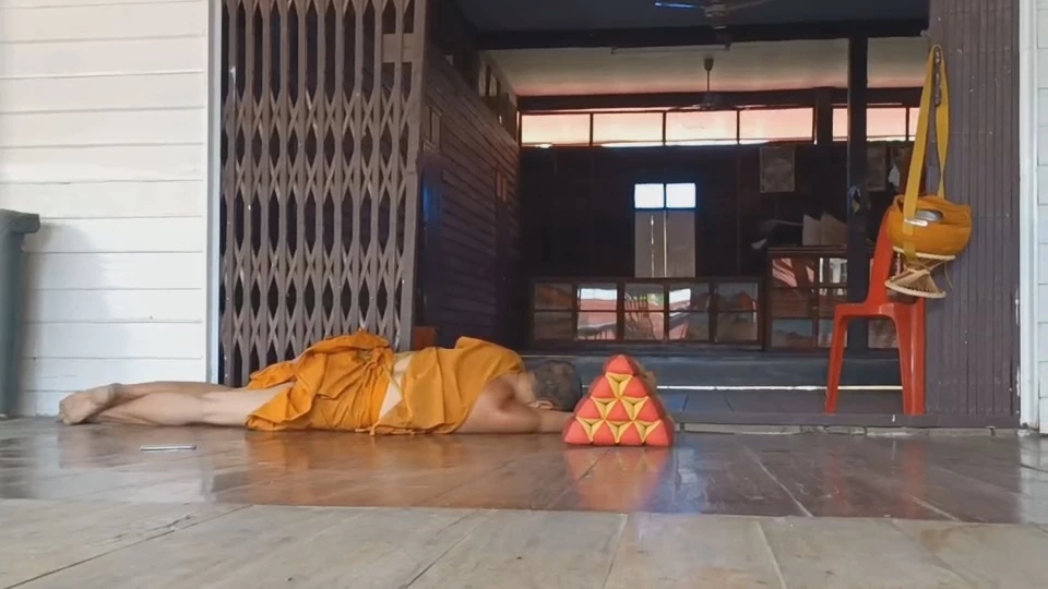 สุดทนพระดื่มเหล้าเมาฉลองสงกรานต์หลับคาผ้าเหลือง จีวรหลุดลุ่ย