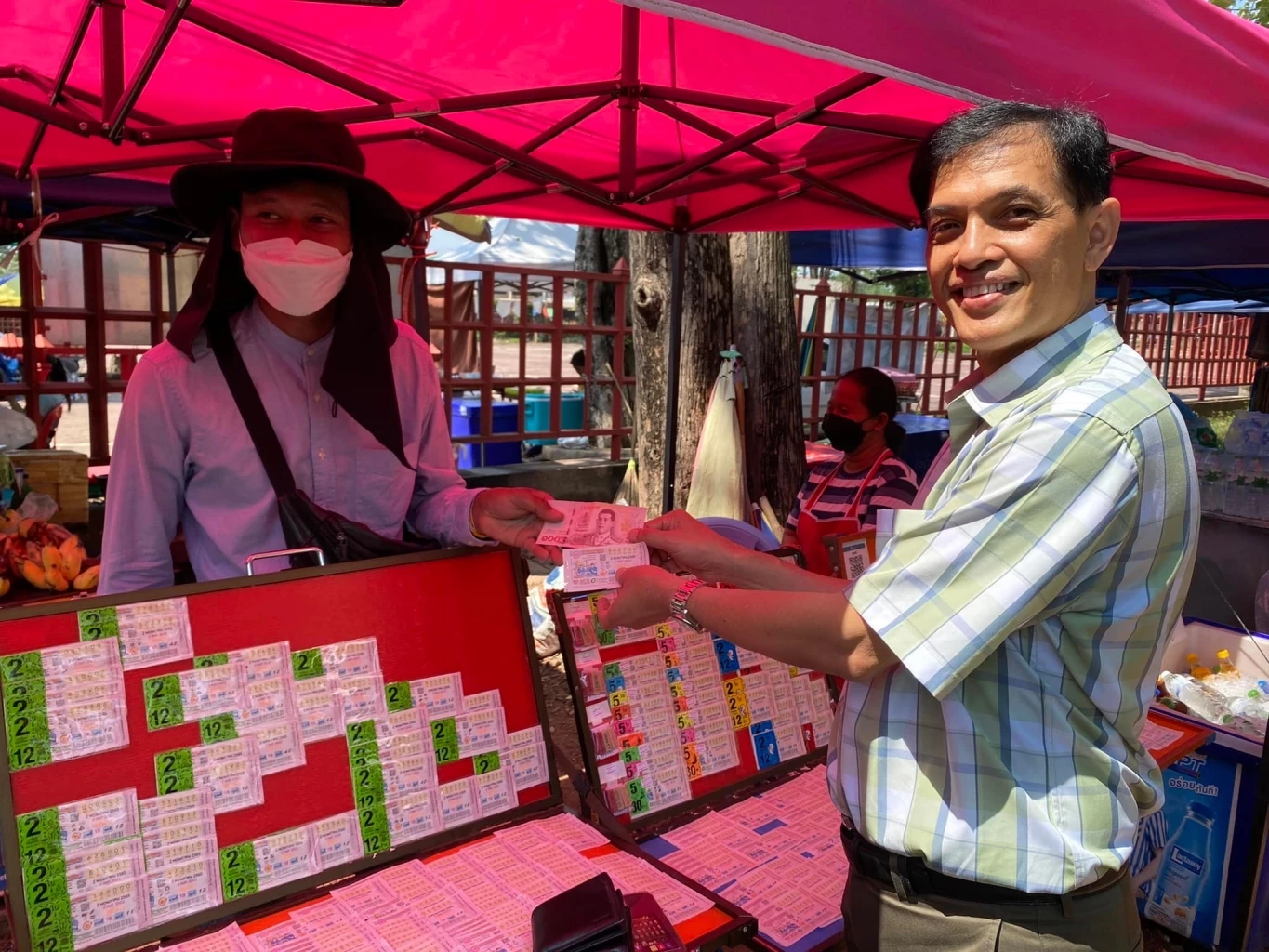 "ทนายอนันต์ชัย" ซื้อประชดสลากใบละ 100 บาท แซะอย่าขี้โม้แก้ปัญหาหวยแพง