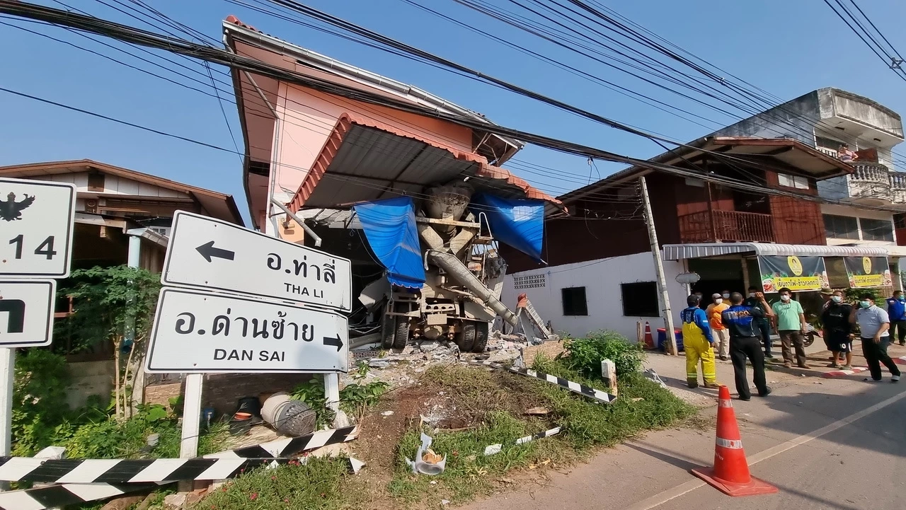 เบรกแตก! สิบล้อโม่ปูนพุ่งชนตึก 2 ชั้นพังยับ