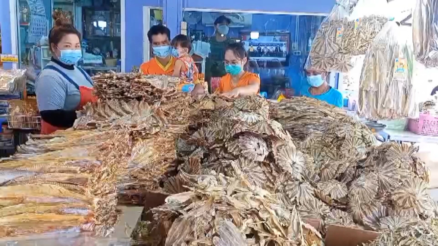 ร้านของฝากซบเซา หนุ่มสาวโรงงาน 'เมิน' ซื้อ