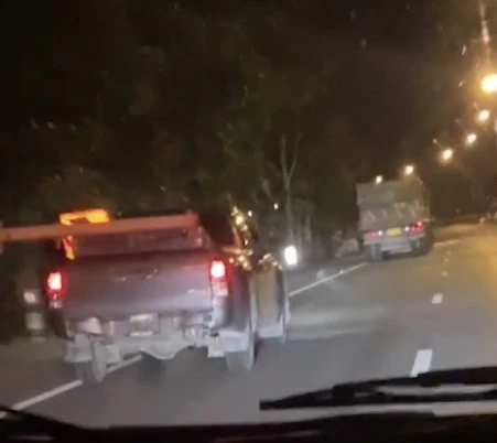 นาทีระทึกไล่ล่ากระบะปริศนา