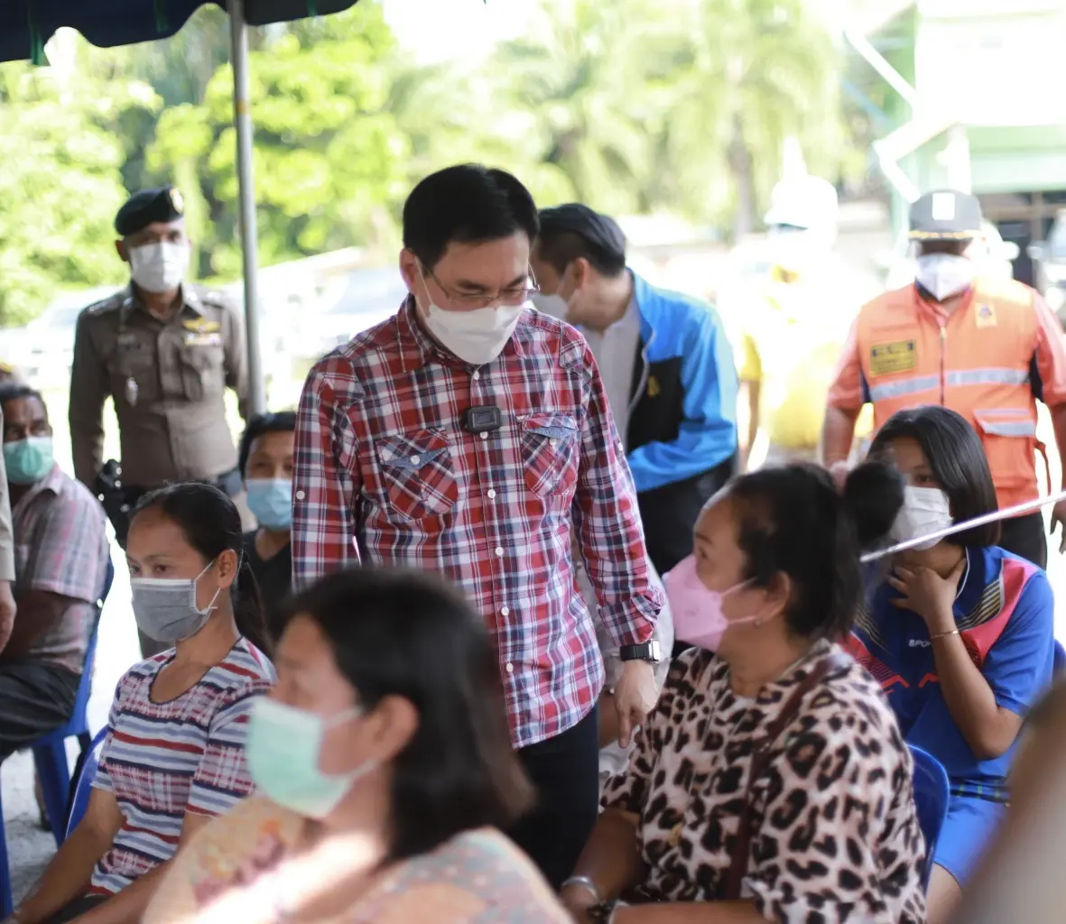 "จุรินทร์"นำคณะแจกถุงยังชีพให้ชาวสุราษฎร์ฯหลังประสบภัยพิบัติธรรมชาติ