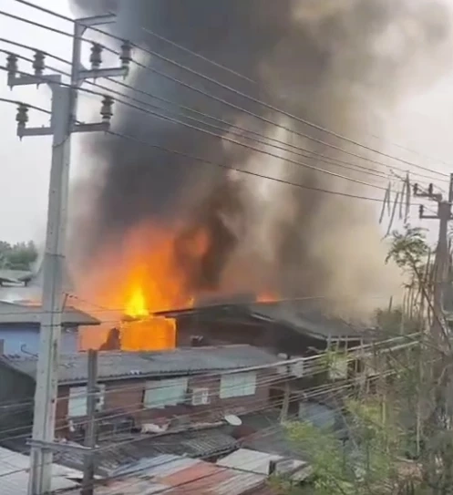 ด่วน ! มูลนิธิร่วมกตัญญู รับแจ้งเหตุ ไฟไหม้บ้านเรือนประชาชน ภายในซอยสุขสวัสดิ์ 38 หลังวัดสารอด