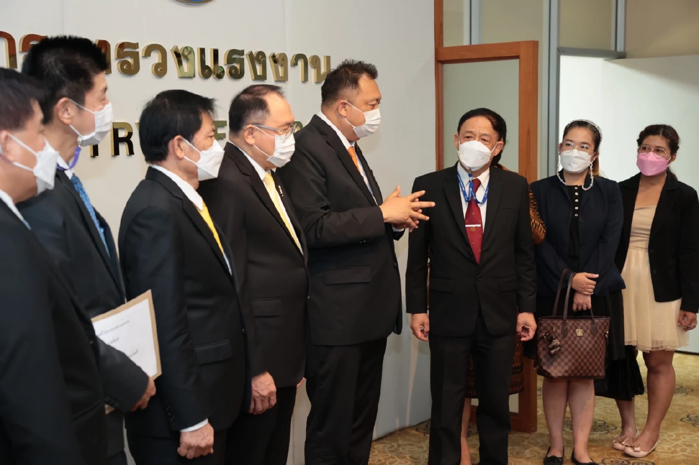 สภาองค์การนายจ้างฯ ยื่นหนังสือ รมว.สุชาติ ไม่เห็นด้วยขึ้นค่าแรง 492 บาท