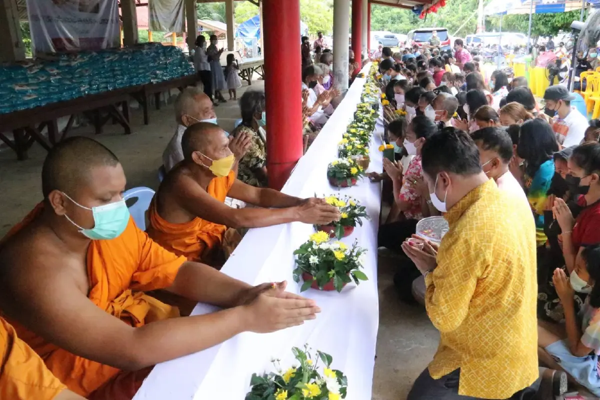 “ทวี” ร่วมสงกรานต์ชายแดนใต้ รดน้ำดำหัวผู้ใหญ่ ชูผู้สูงวัยคือต้นทุนสังคม