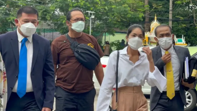 กระตืก พร้อมทนายสิระ พ่อ และ ทนายความ