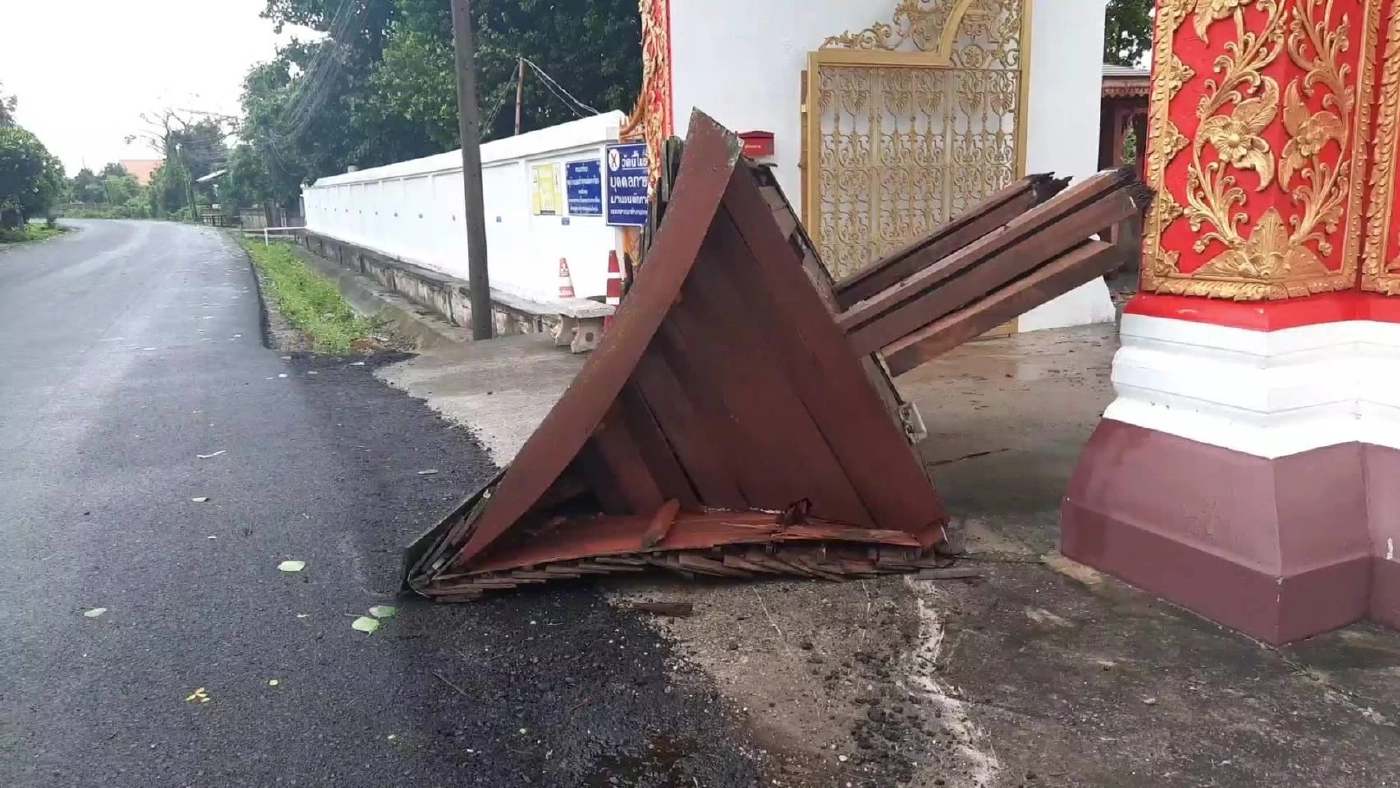 พายุฤดูร้อนถล่ม พะเยา บ้านเรือนเสียหาย ป้ายจราจรพังยับ