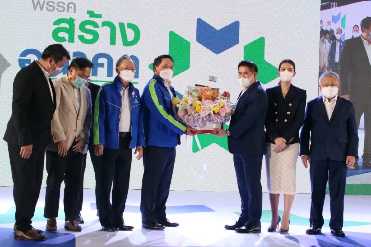ร.อ.ธรรมนัส พรหมเผ่า  เลขาธิการพรรคเศรษฐกิจไทย ร่วมแสดงความยินดีกับอุตตม สาวนายน หัวหน้าพรรคสร้างอนาคตไทย 