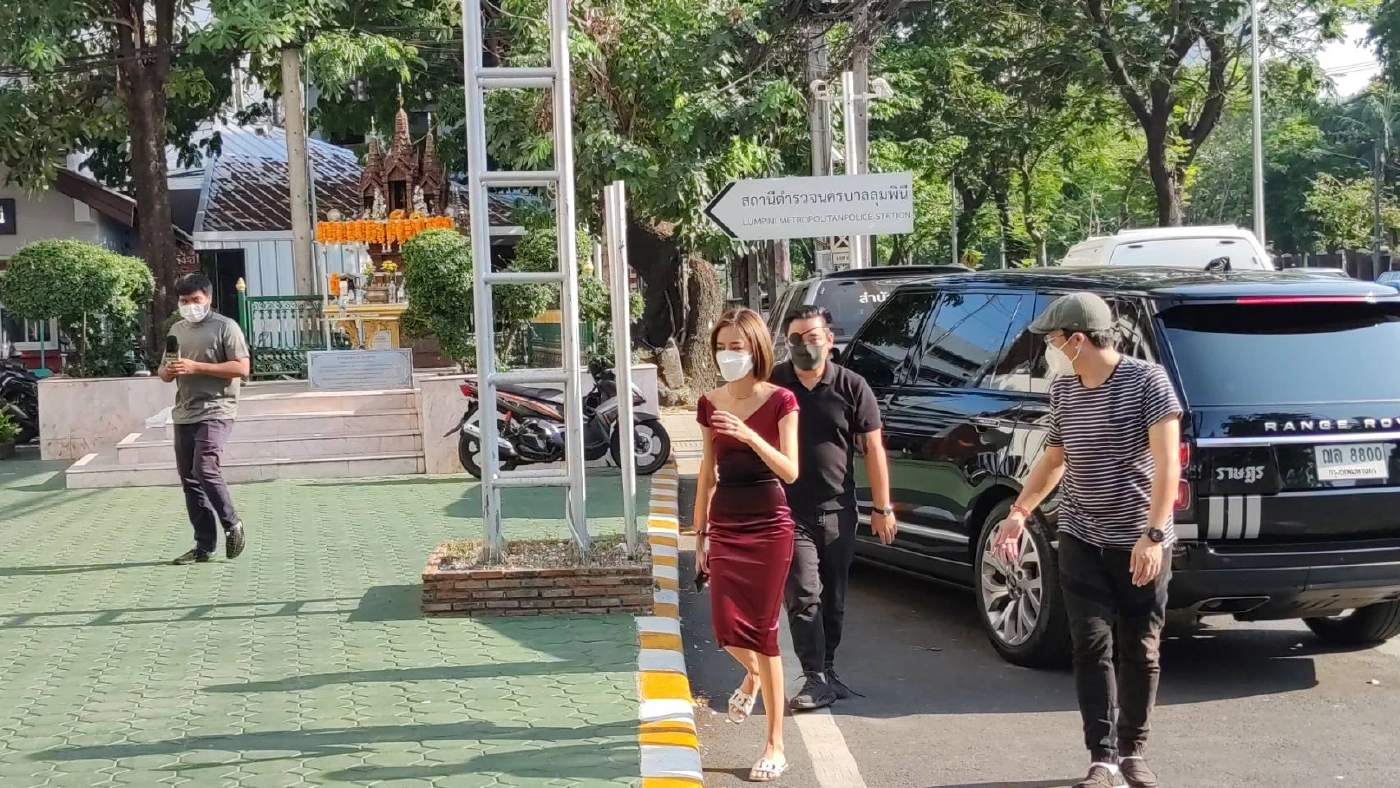 ไฮโซลูกนัท นักเคลื่อนไหวทางการเมือง พร้อม น.ส.หทัยรัตน์ วิทยภูมิ หรือ แอนนา ภรรยา 