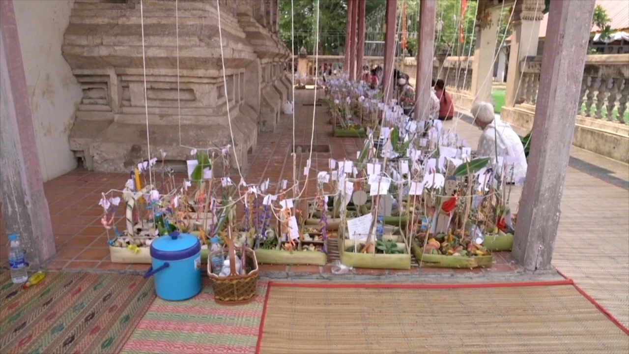 จวกยับ ชายหญิงคู่หนึ่งใช้เท้ายันผนังสิมโบราณกว่าร้อยปี