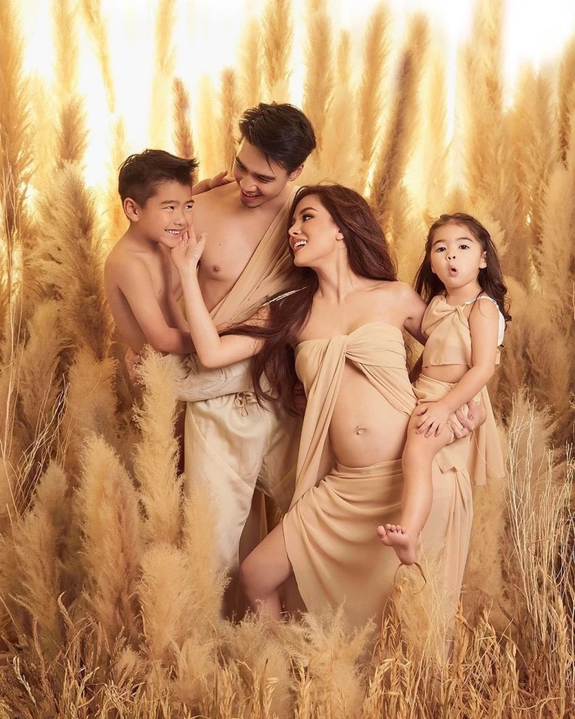 แห่แสดงความยินดี &quot;ลิเดีย&quot; โชว์ถ่ายรูปครอบครัว ประกาศท้องลูกคนที่ 3 