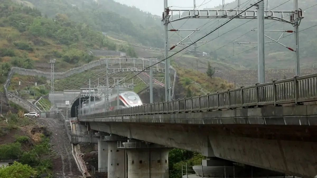 จีนสร้างสถิติใหม่ระดับโลกของความเร็วรถไฟความเร็วสูงขณะวิ่งสวนกัน (คลิป)