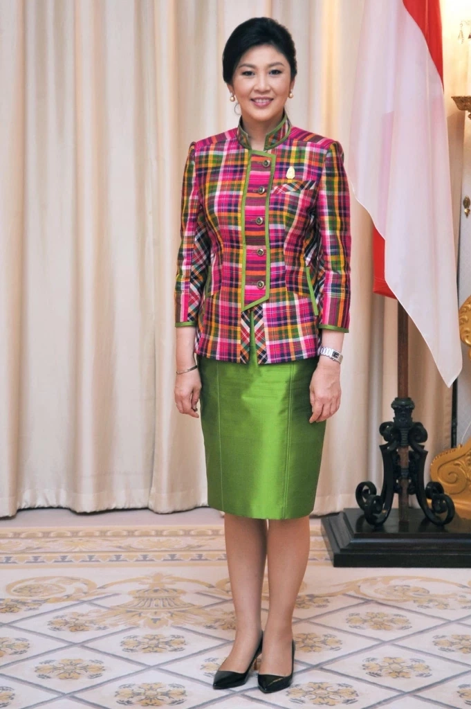 “ยิ่งลักษณ์” โชว์ภาพสวมผ้าไทยพบผู้นำ ขอบคุณ “พี่โทนี่” พูดชัด “Soft Power”