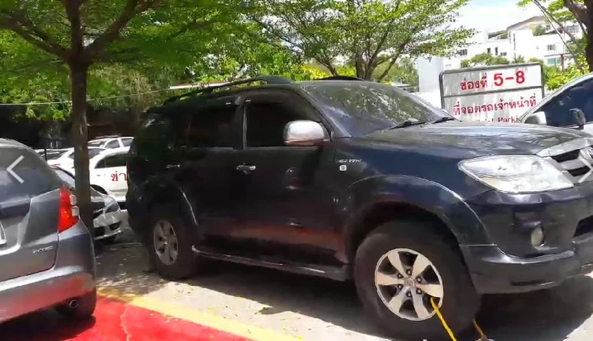 พ.ต.ต. แก๊งรีดเงินนักพนันออนไลน์ 4 แสน ย่องมอบตัว ก่อนชุลมุนอ้างขอไปศาลเอง