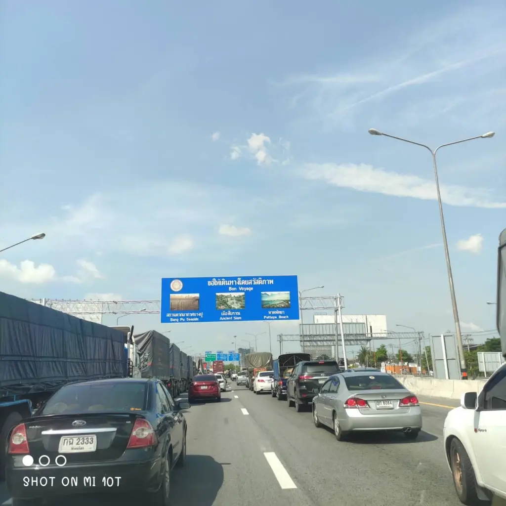 รถติดหนักมากหลังรถบรรทุกชนรถเทรลเลอร์บนถนนเทพรัตนขาออก