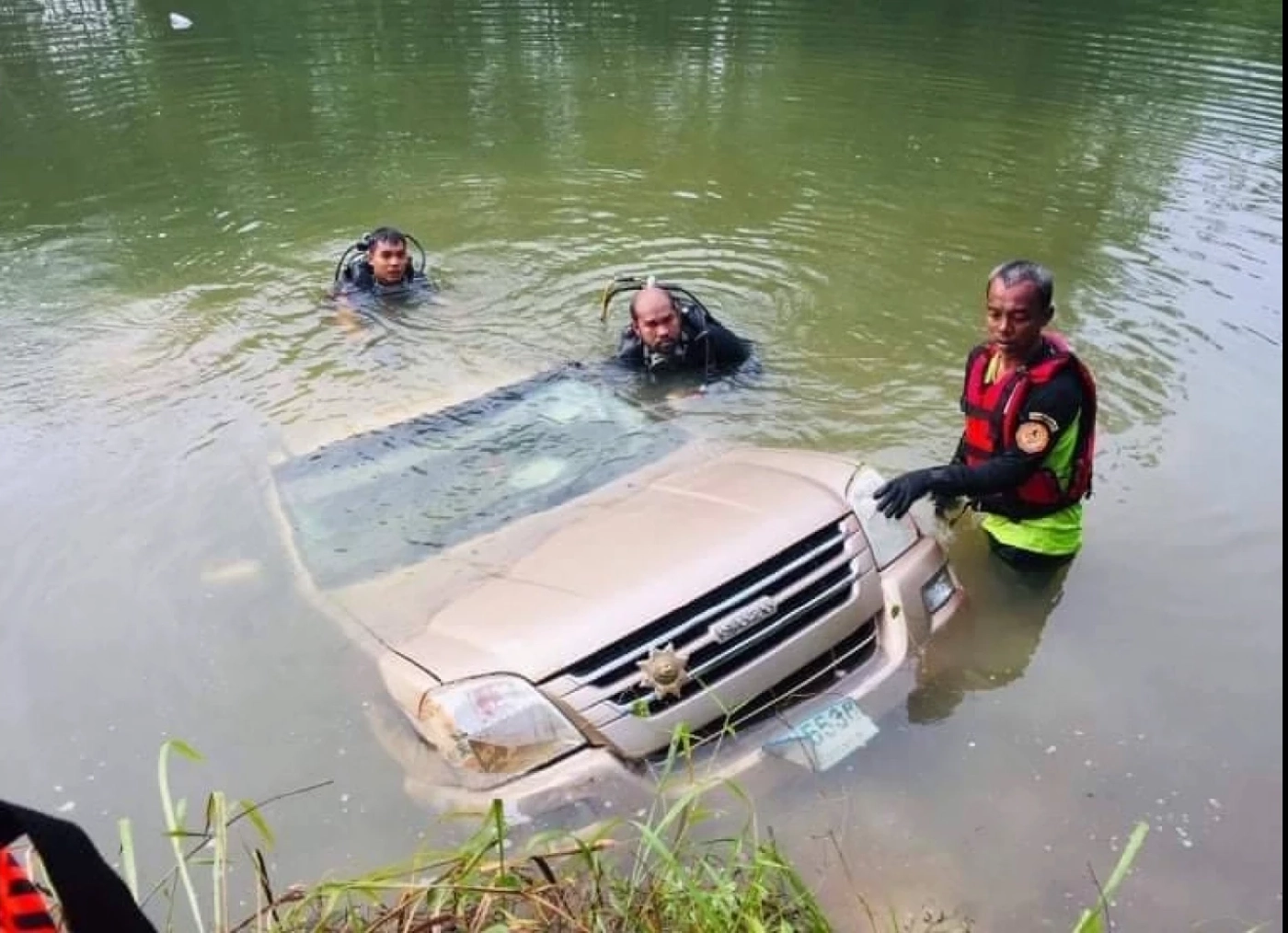 หนุ่มขับกระบะแหกโค้งตกสระน้ำเสียชีวิต