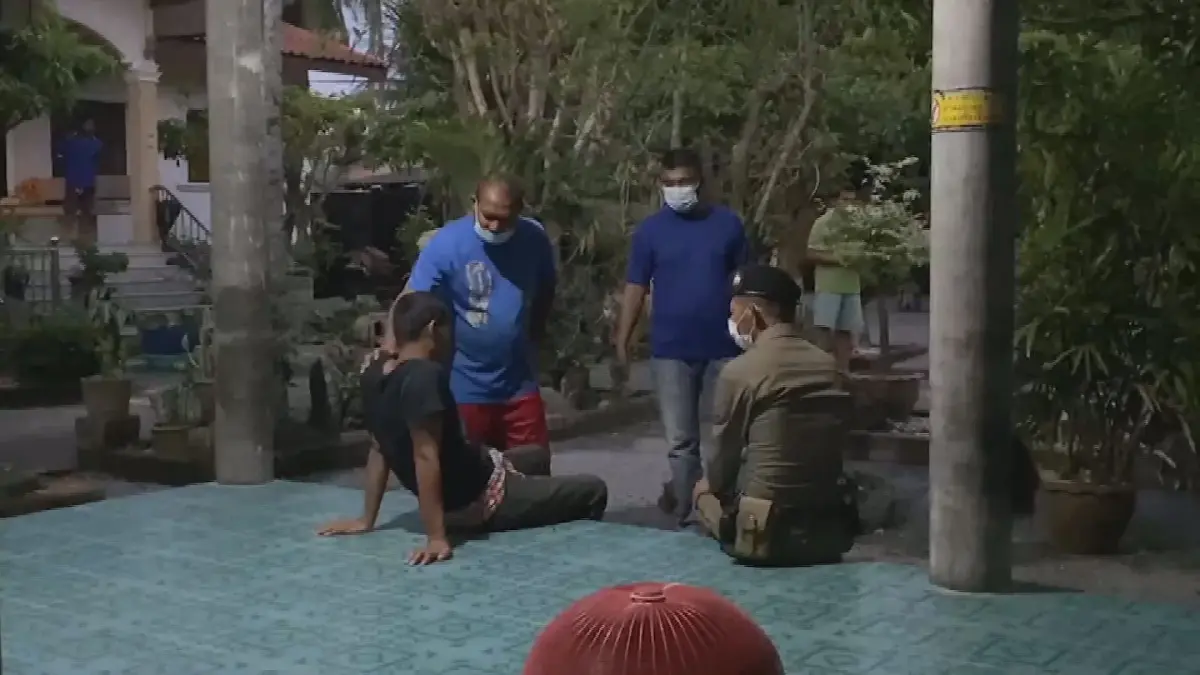รวบหนุ่มคลั่งถือพร้าไล่ฟันเจ้าอาวาส ทุบวงจรปิด ฟันสุนัขบาดเจ็บ