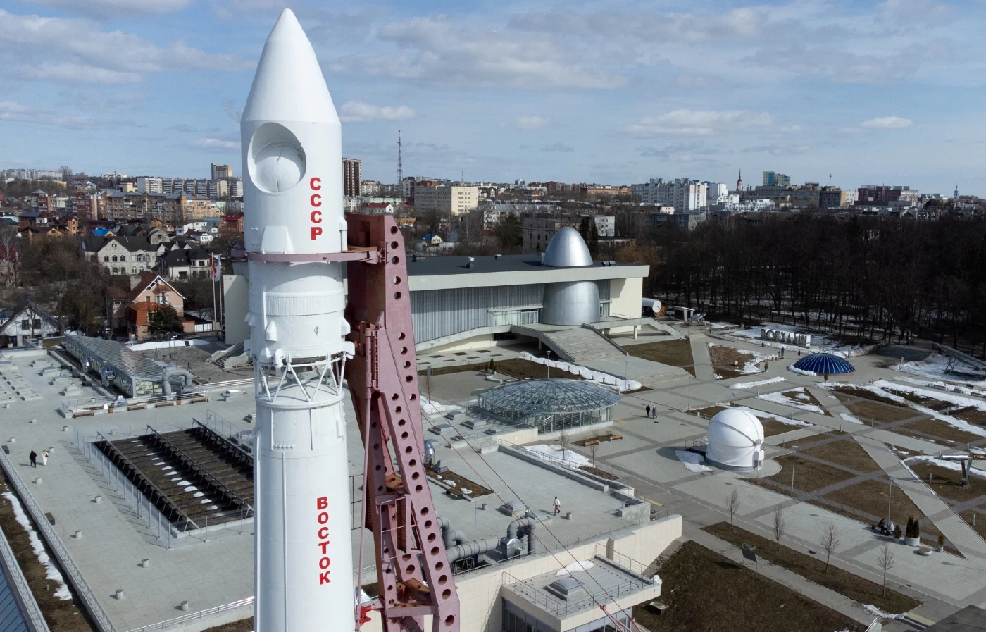มุมมองทางอากาศแสดงจรวดอวกาศ Vostok ที่พิพิธภัณฑ์อวกาศ Tsiolkovsky State ในคาลูก้า