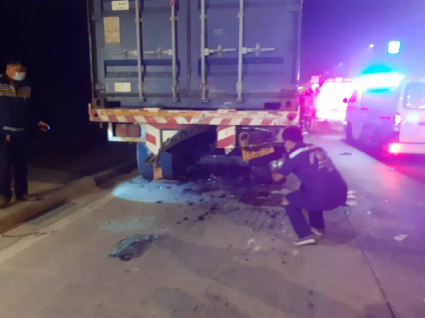 สลด! เก๋งซิ่งชนท้ายรถบรรทุกตู้คอนเทนเนอร์ดับ 1 ราย 