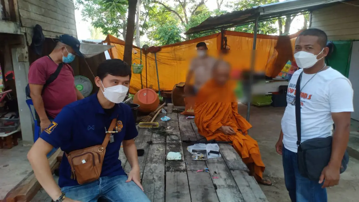 ชาวบ้านเอือมพระมั่วสุมเสพ-ขายยาบ้า เจ้าหน้าที่บุกรวบหลักฐานครบจับสึก