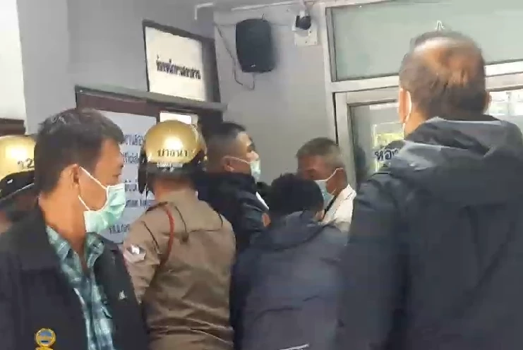 พ.ต.ต. แก๊งรีดเงินนักพนันออนไลน์ 4 แสน ย่องมอบตัว ก่อนชุลมุนอ้างขอไปศาลเอง