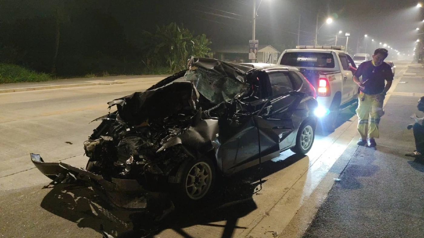 สลด! เก๋งซิ่งชนท้ายรถบรรทุกตู้คอนเทนเนอร์ดับ 1 ราย 