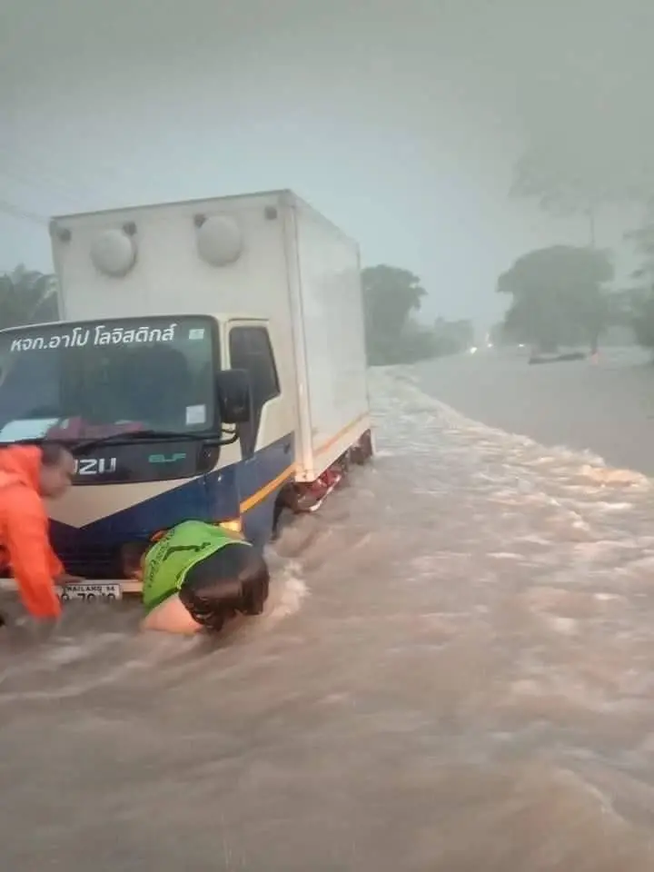 ฝนถล่ม 3 วันติด น้ำป่าหลากท่วมเป็นวงกว้าง