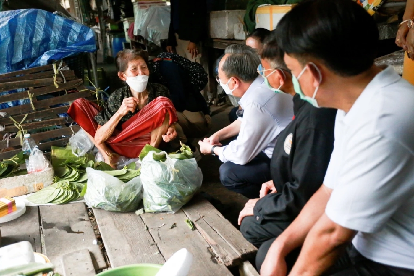 "สนธิรัตน์"นำทีมนักวิชาการสังคมลุยบางแครับฟังปัญหาหวังฟื้นศก.ฐานราก