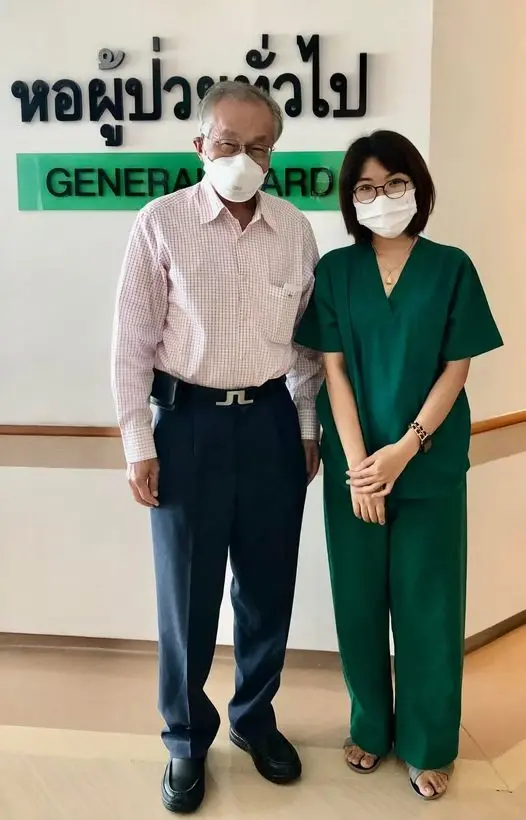 หมอมนูญ หรือ นพ.มนูญ ลีเชวงวงศ์ แพทย์เฉพาะทางด้านโรคระบบการหายใจ โรงพยาบาลวิชัยยุทธ 