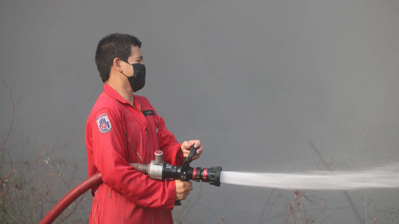 ไฟโหมไหม้ยางรถยนต์ระดมรถดับเพลิงสกัดหวั่นลามไหม้ลานจอดรถพ่วง