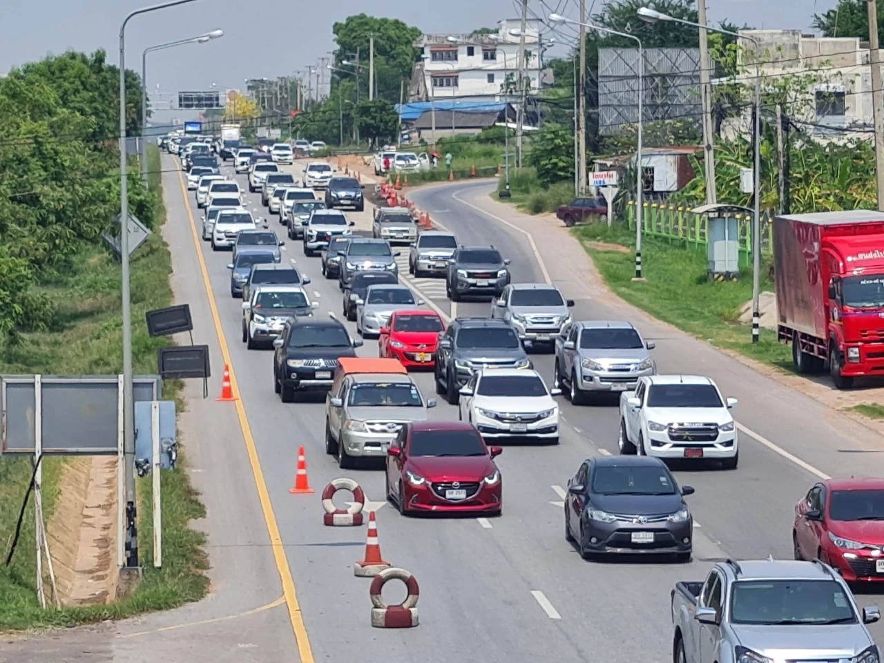 อีสานเลี่ยงรถติดหันมาใช้ถนนสาย 24 โชคชัย-สีคิ้วรถหนาแน่น