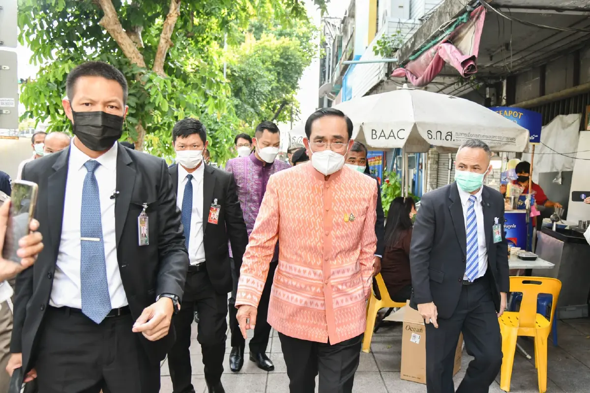 "บิ๊กตู่"ออนทัวร์ให้กำลังใจชาวบ้านรอบทำเนียบฯปัดมาหาเสียง