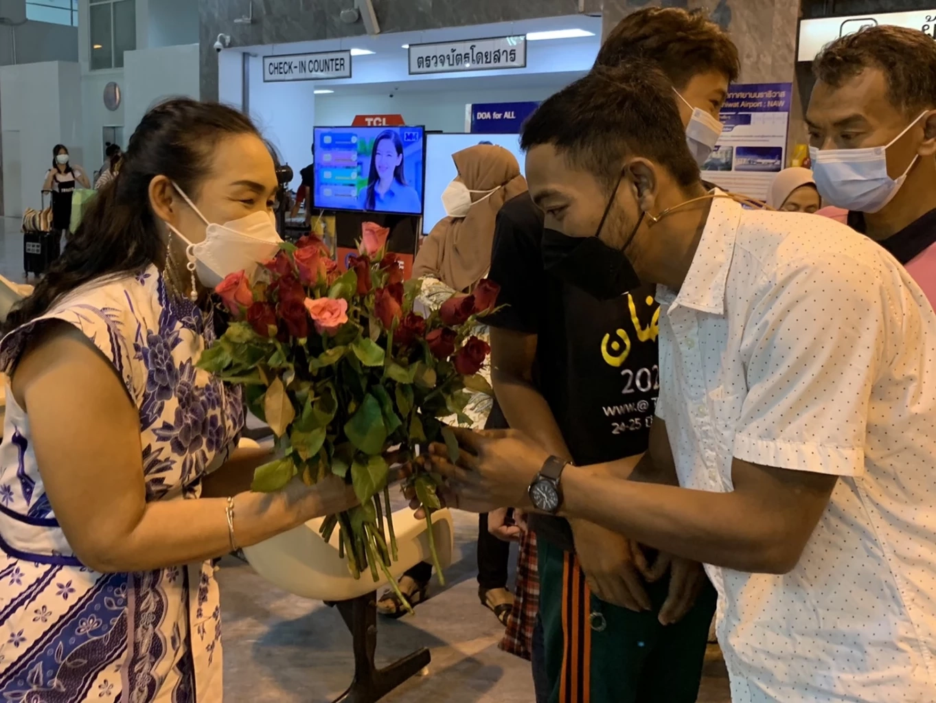 ชาวนราธิวาส ร่วมให้กำลังใจ นางดวงพร สุวรรณมณี  