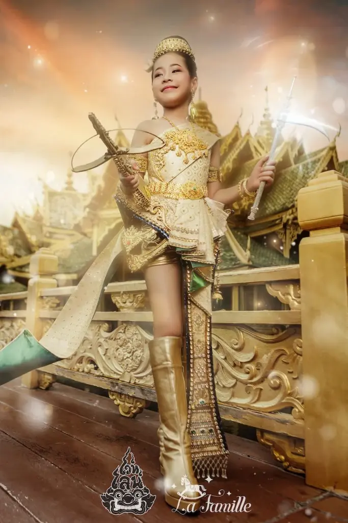 นึกว่าหลุดออกมาจากในหนัง “เก่ง ธชย” จัดเต็มแปลงโฉมวันสงกรานต์