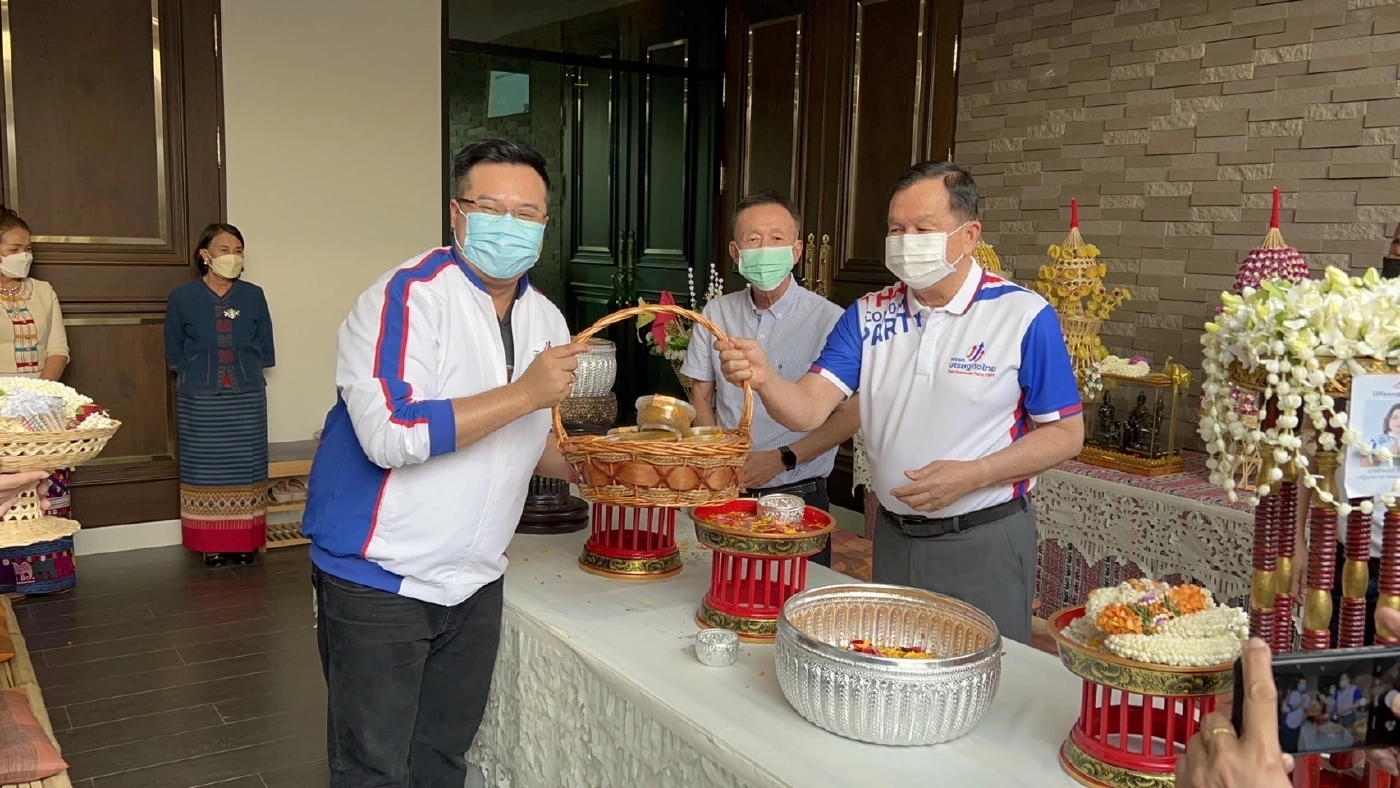 "บิ๊กน้อย"เปิดบ้านรดน้ำอวยพรชื่นมื่นย้ำส.ส.ทำงานเพื่อชาติต้องเสียสละ