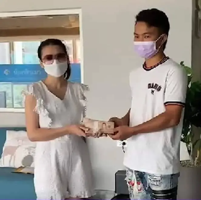เจ้าของแมว "มณี" นำเงินรางวัล 3 แสนบาท รปภ. หนุ่มที่พบเป็นคนแรก 