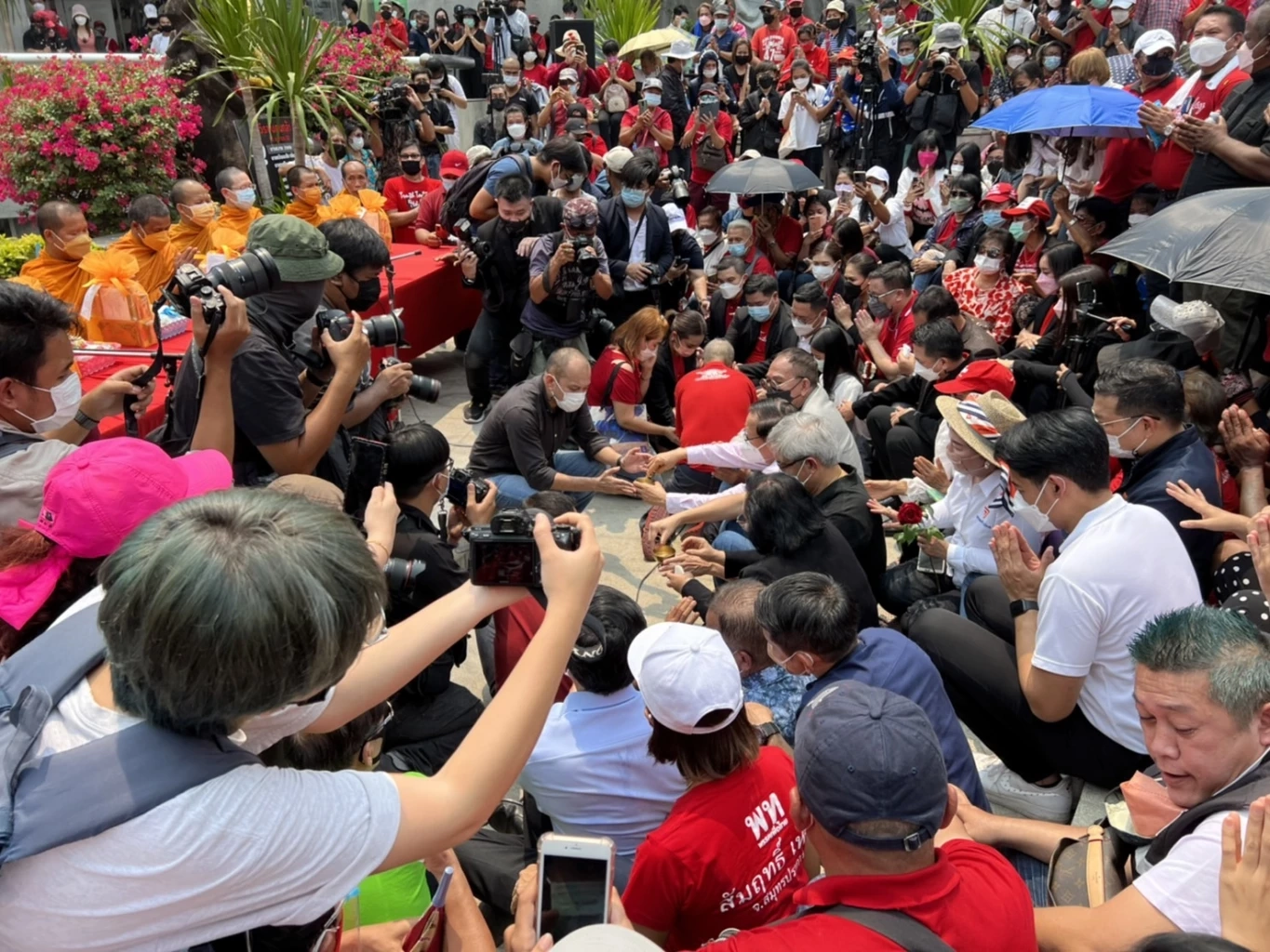 "เสื้อแดง" รำลึกเหตุล้อมปราบ 10 เมษาฯ 53 "ณัฐวุฒิ" ลั่นทวงคืนความเป็นธรรม