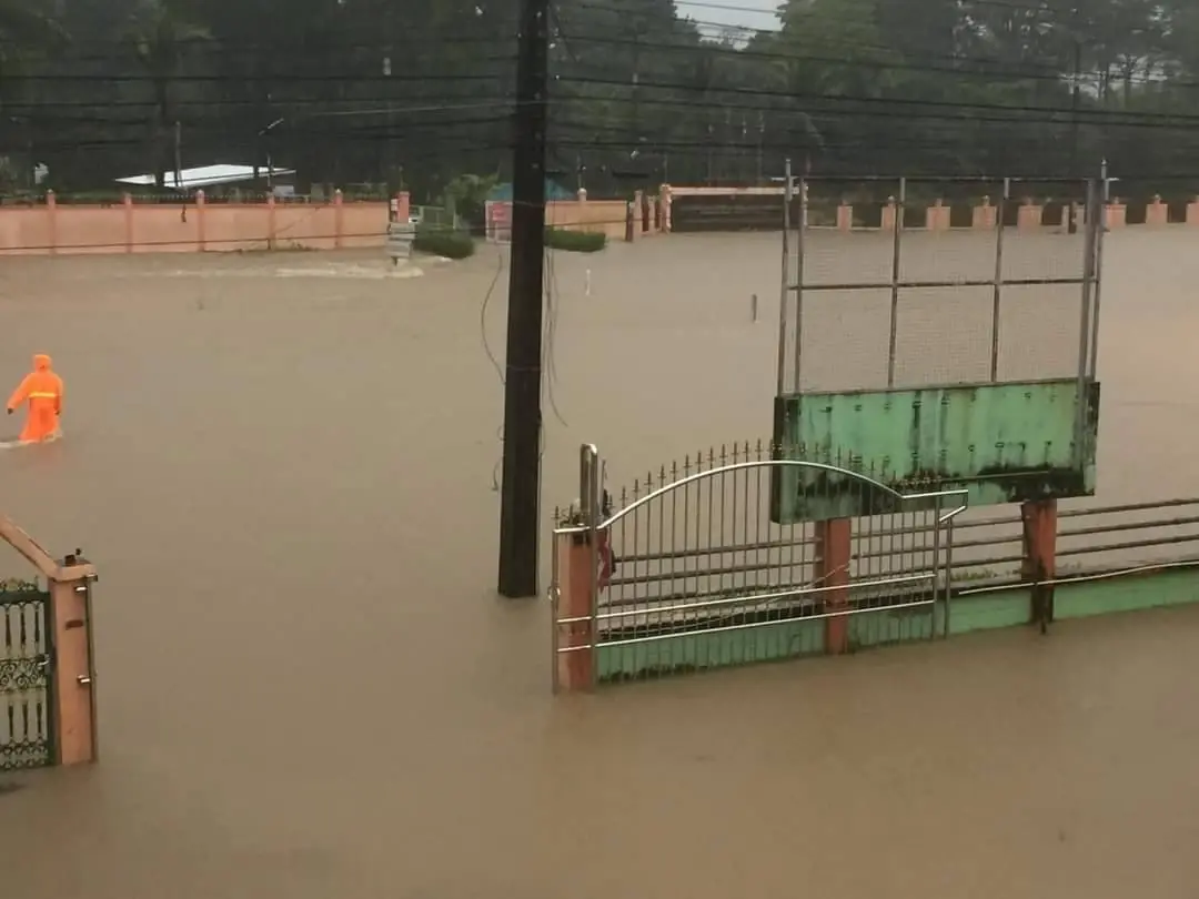 ฝนถล่ม 3 วันติด น้ำป่าหลากท่วมเป็นวงกว้าง